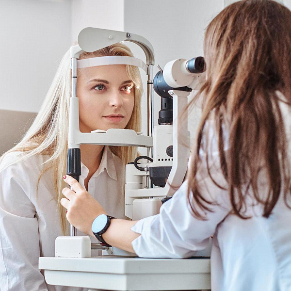 Kényelmes, jól megvilágított irodai munkahely